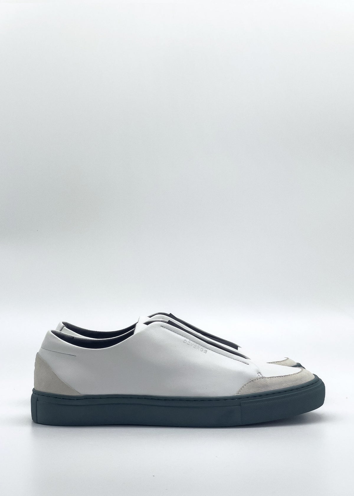 The product SO0041 White & Green, a handcrafted low-top white sneaker featuring a black sole and made in Portugal, is displayed against a plain white background.