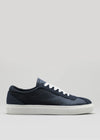 Vi presentiamo la V5 Deep Blue: una sneaker low-top blu scuro con lacci bianchi e suola bianca, realizzata magistralmente a mano in Portogallo ed elegantemente vista di lato.